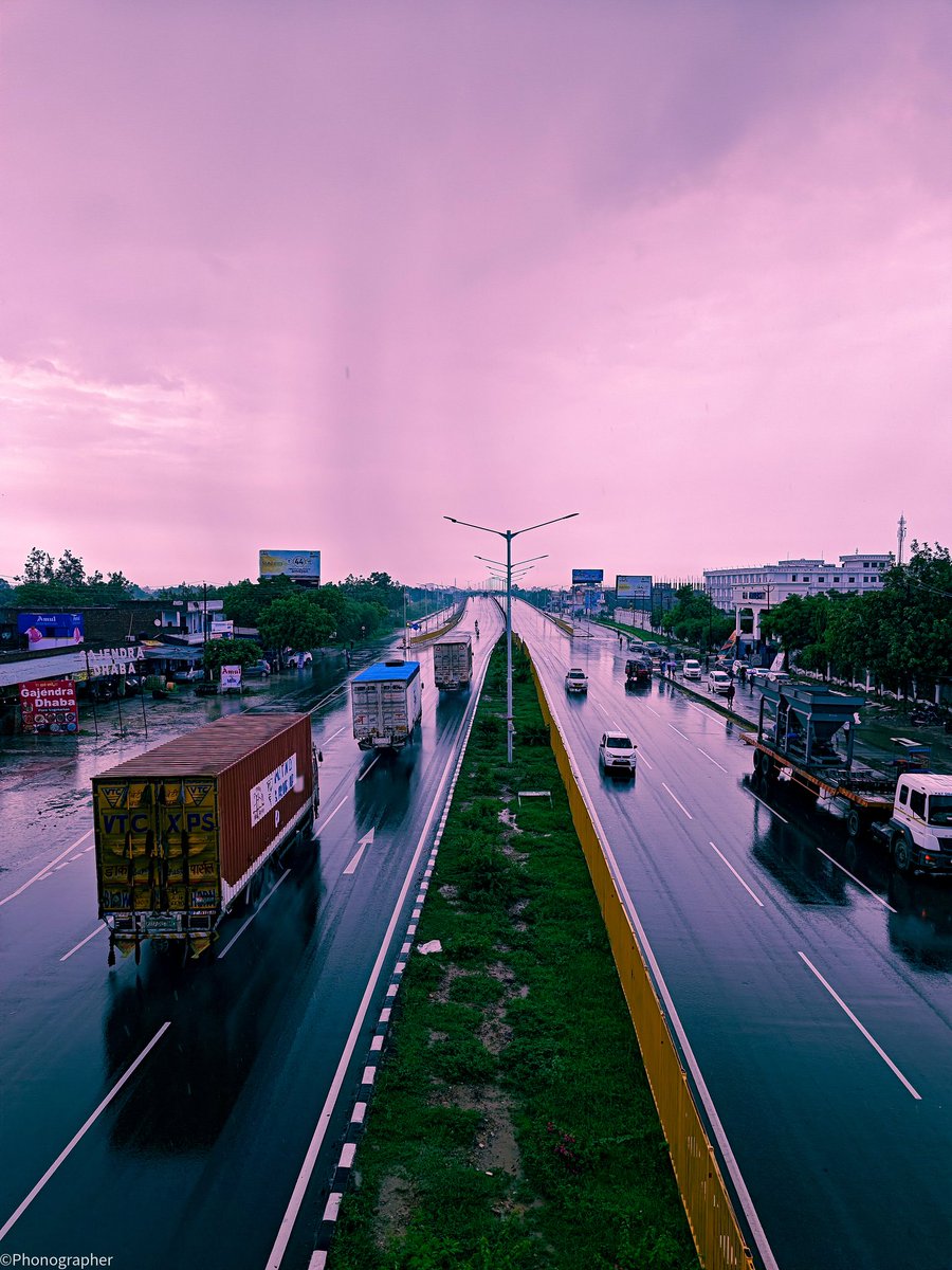 GauravR01956770's tweet photo. Highway ๐ฃ๏ธ#WorldPhotographyDay #photography #HighwayX #photooftheday #rainy #sky #Pink #photoshop #Passion #cars #rain #Trending #RomanticViews https://t.co/HzVXSy6tCn