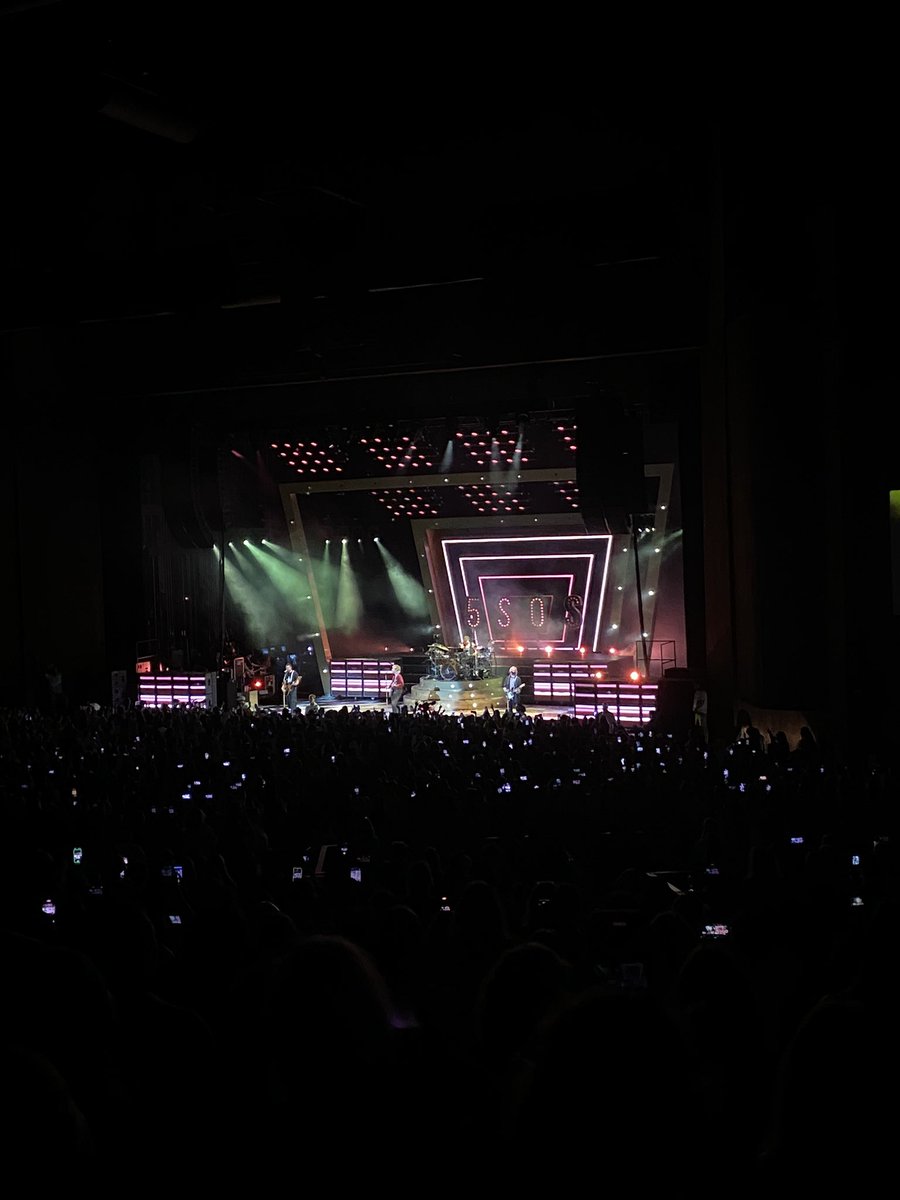 lukespurplesuit's tweet photo. ok the visuals for this tour are everything #5sosphilly https://t.co/jUlqvIHooI