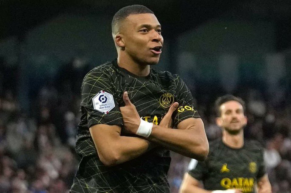 محمد الكعبي ( اعلامي قطري )  :

" يُقال أن هناك اتفاق بين باريس ومبابي على تمديد عقد اللاعب .. " 
👀 ❗️❗️❗️❗️