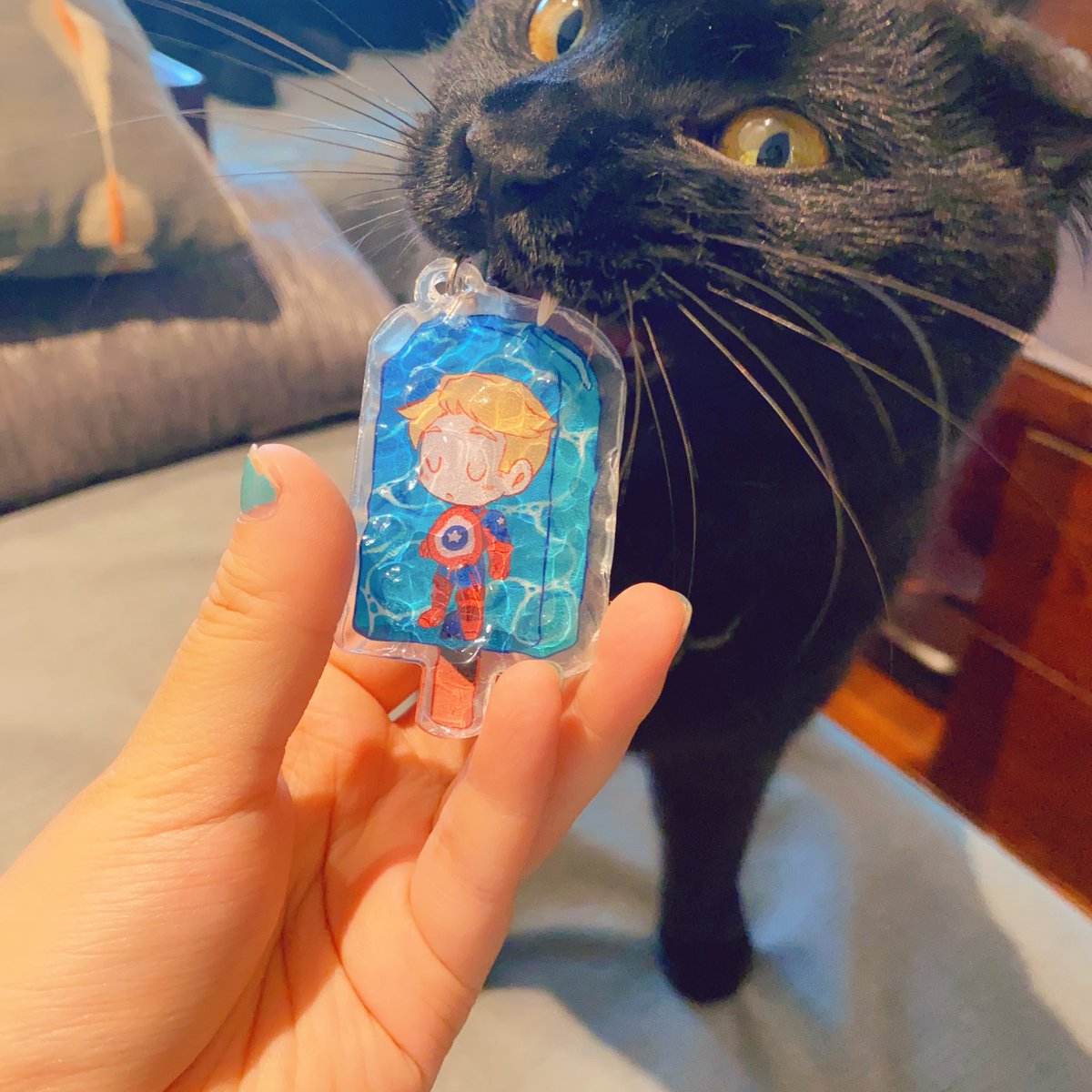 Pigeoncall1's tweet photo. I made a Steve acrylic pendant, made it look like a water ripple to simulate what he would look like in the frozen ocean. Ah ha, it is an old Popsicle🧊🍧

Oh, and my cat. wow, he has grown up to look like this https://t.co/9r4mk5BAOZ