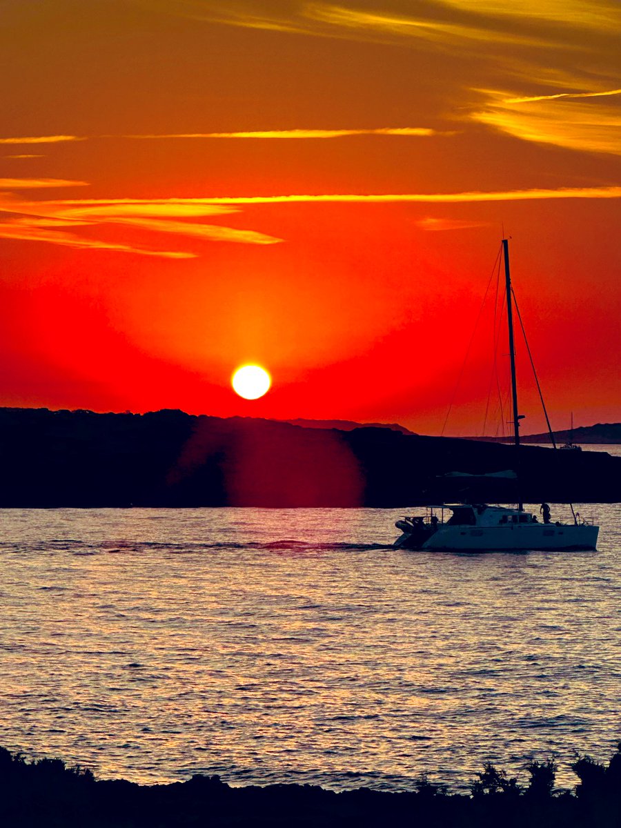 D11kim's tweet photo. Ibiza Sunset - always has a special place in my ❤️……… #justbeautiful #9moretogo https://t.co/mprRxYOtiu