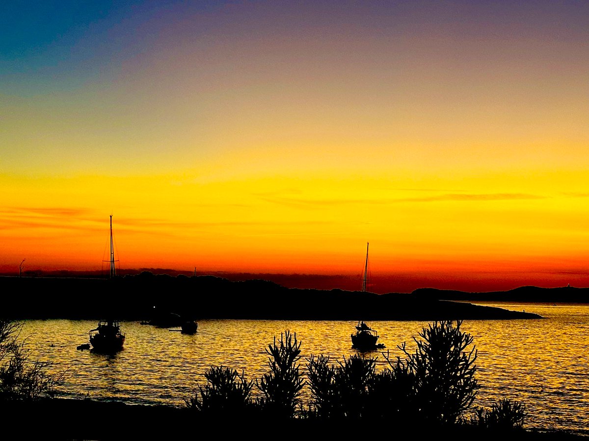D11kim's tweet photo. Ibiza Sunset - always has a special place in my ❤️……… #justbeautiful #9moretogo https://t.co/mprRxYOtiu
