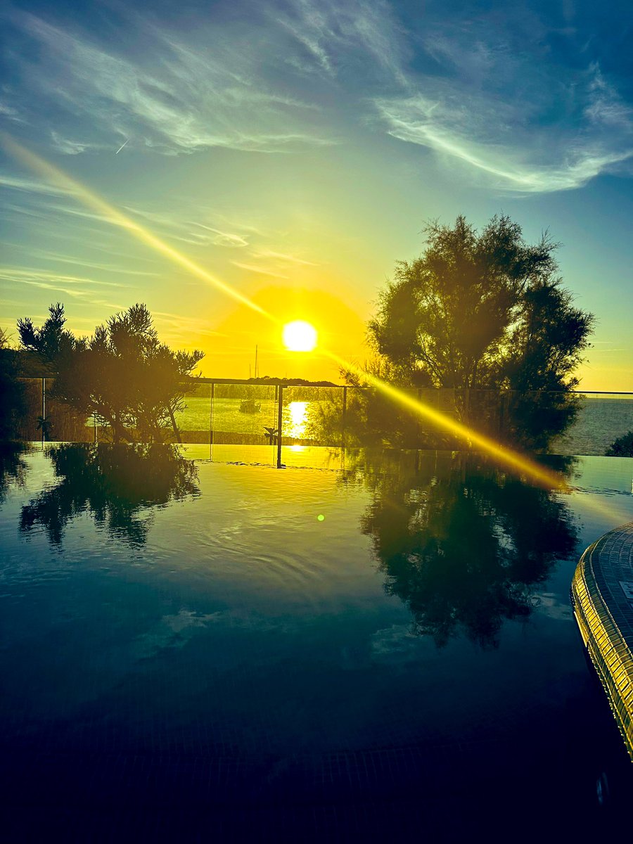 D11kim's tweet photo. Ibiza Sunset - always has a special place in my ❤️……… #justbeautiful #9moretogo https://t.co/mprRxYOtiu