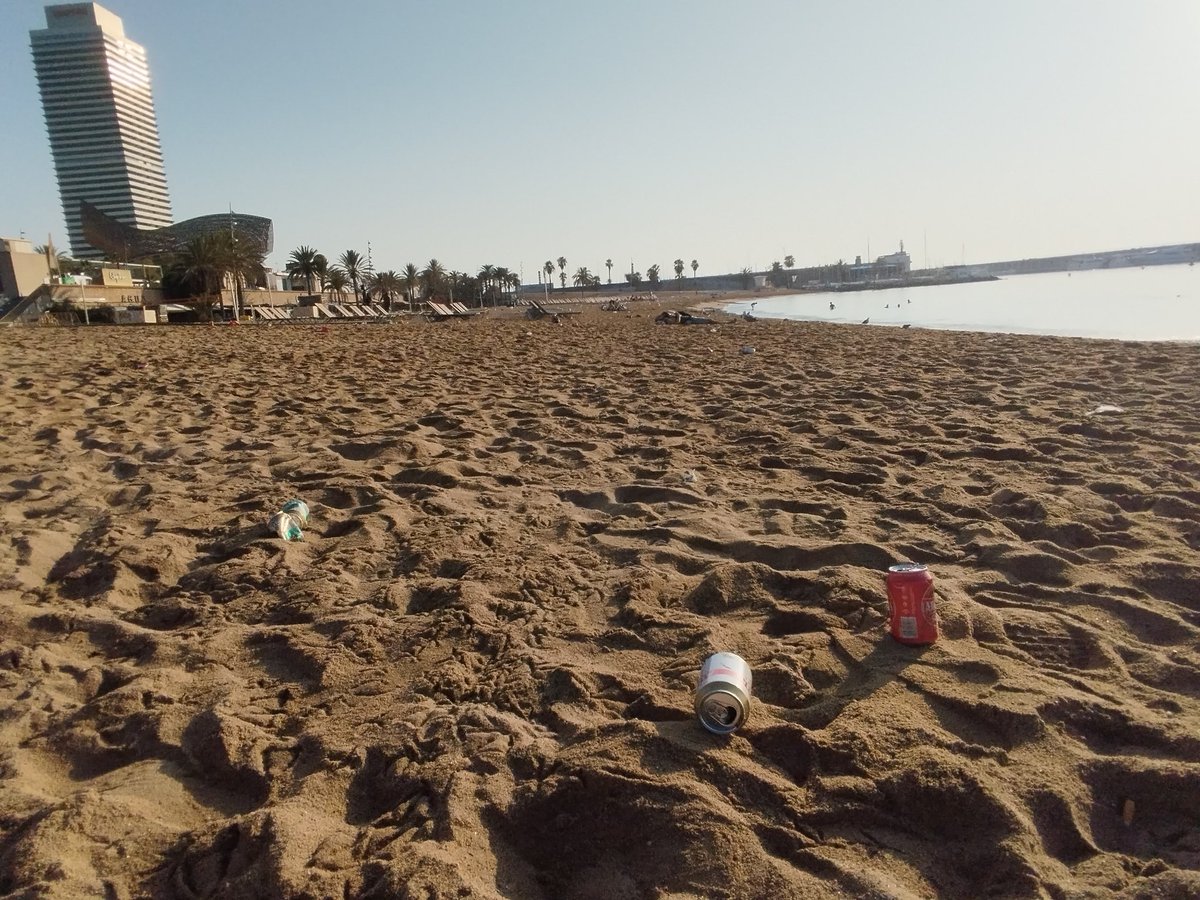 Judithrb's tweet photo. Hola @bcn_ajuntament @jaumecollboni avui 20 d'agost, platja Somorrostro, totalment feta una merda. Per què no netegen? #Barcelona #platja #ajuntamentdeBarcelona https://t.co/K752AhHwB9