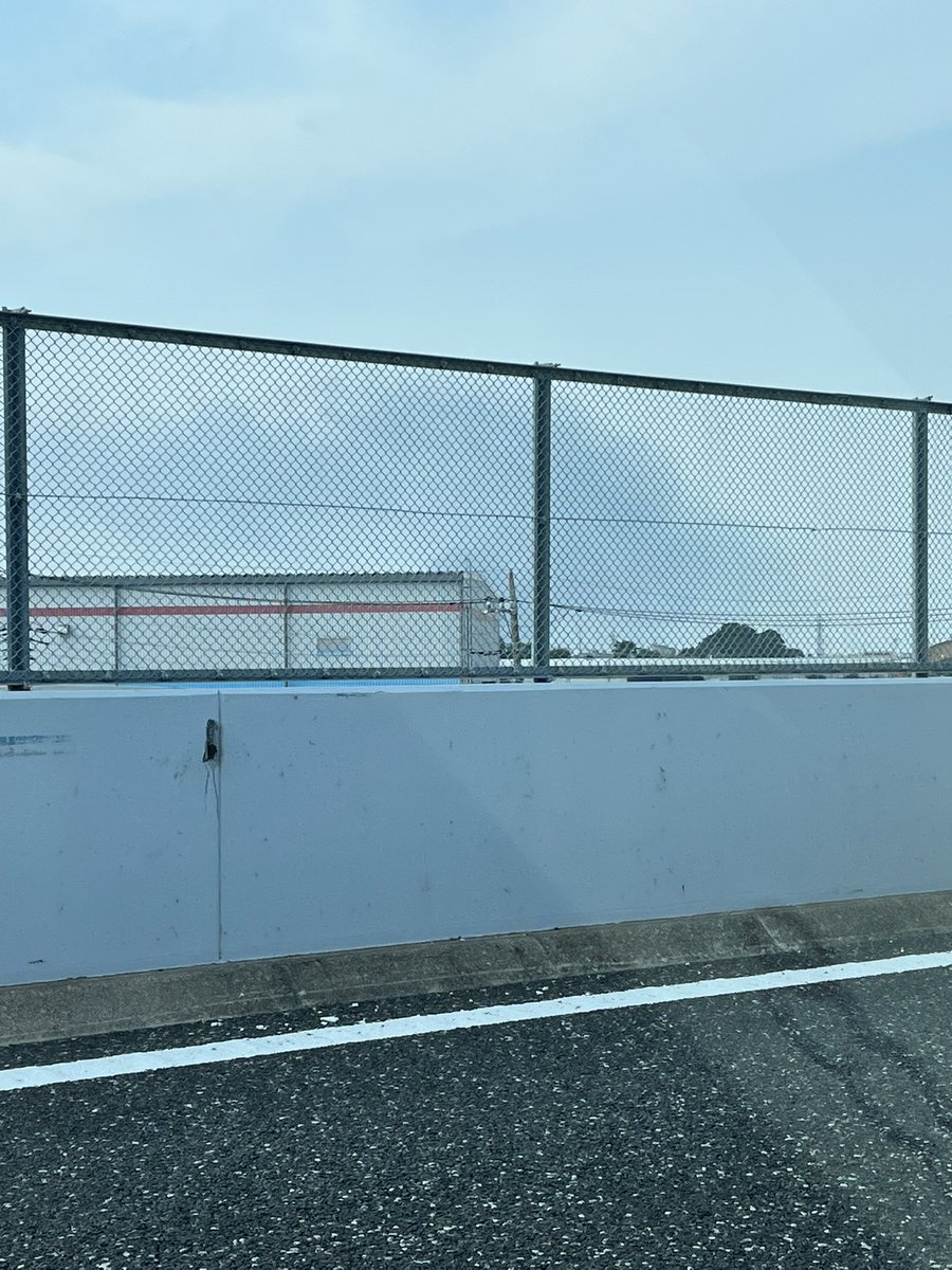 今小田厚道路を走ってますが煙が見えます