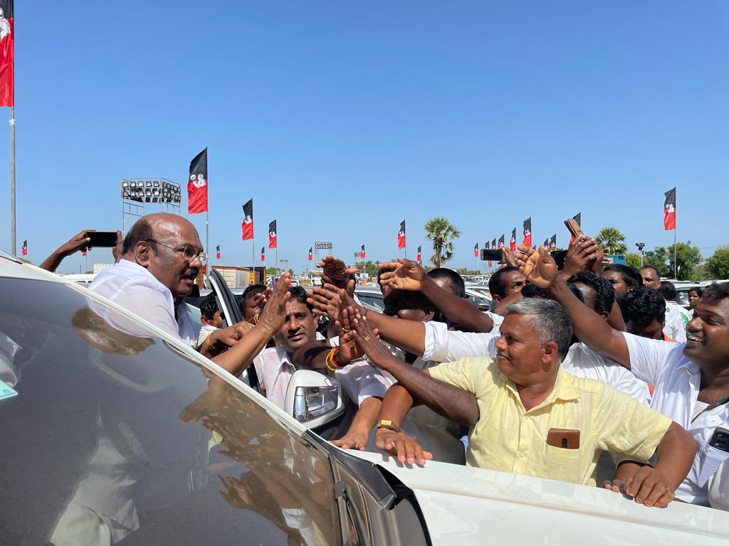 djayakumaroffcl's tweet photo. மதுரையில் நடைபெறும் வீர வரலாற்றின் பொன் விழா எழுச்சி மாநாட்டில் கழகத் தோழர்களுடன்..... https://t.co/4BUm9bm6QG
