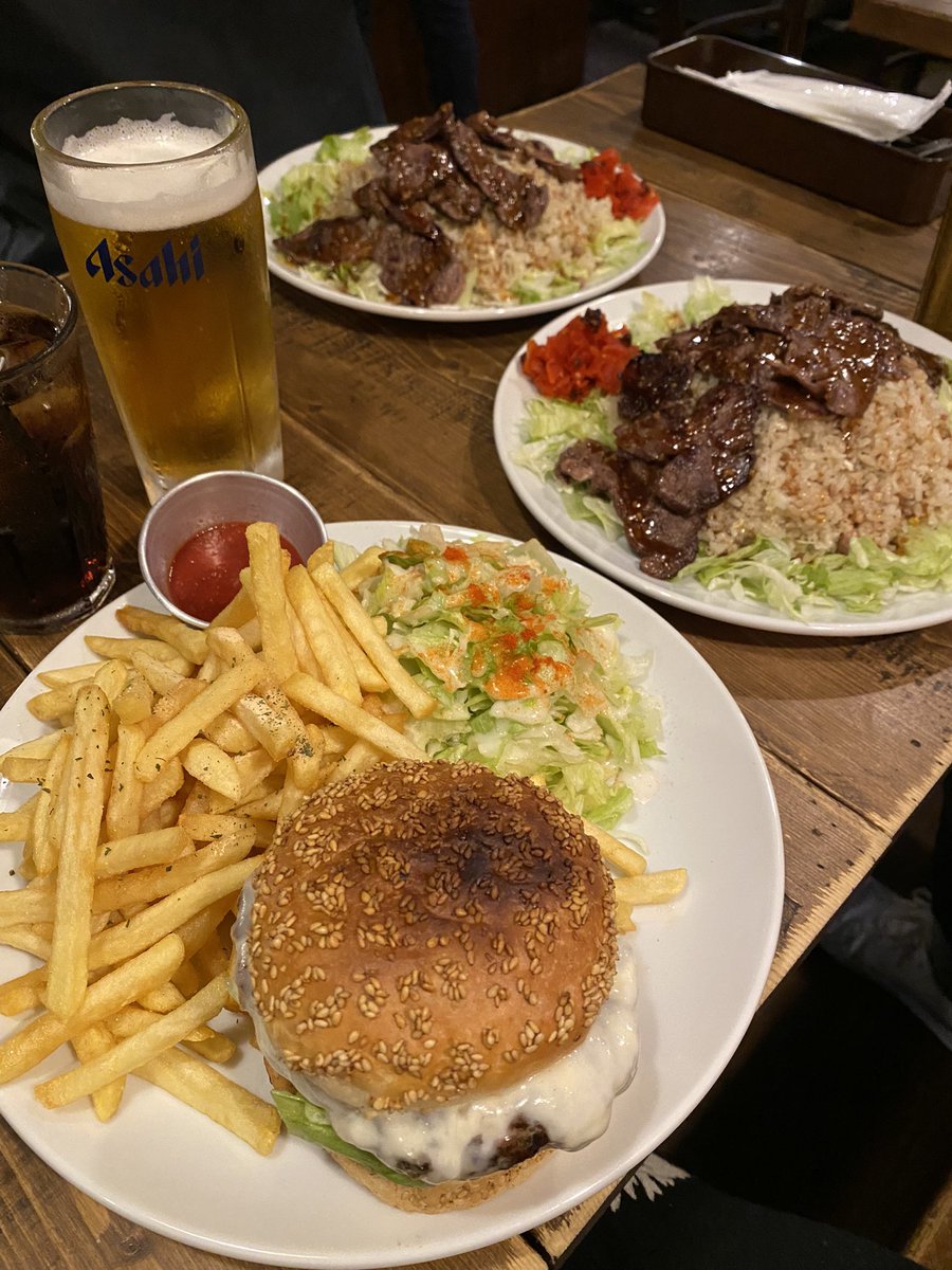 lchigolamune's tweet photo. 昨夜
息子もポケモン参戦からの
アメリカンなカフェ
#SUNNYSIDECAFE で
バーガー半分とポテト3分の2助けてもらって🍻で乾杯
バーガーめっちゃ美味しかった
男性陣 はガーリックライスにステーキのってるやつペロリ
全品大盛すぎる(笑)
#晩御飯記録 https://t.co/dPoyjcjlpn