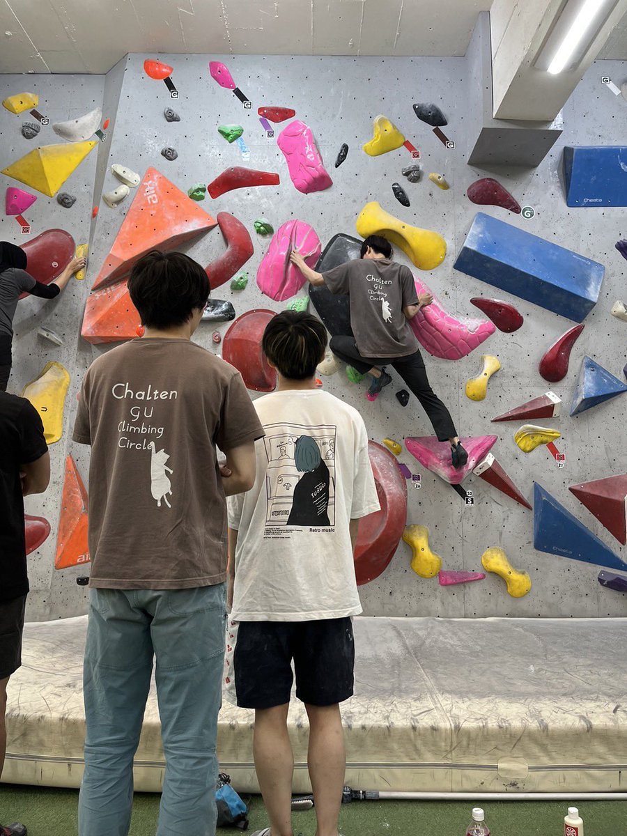 chalten_gcc's tweet image. こんにちは！お久しぶりですね笑
夏休みでもサークルは活動しています
いつもより長い活動時間で、更なる上の課題に取り組む人、苦手を克服しようとする人、みんなで考えながら取り組む人。さまざまですねー
暑さに負けず、メキメキほのぼのと登っていきたいものです
#gcc動画