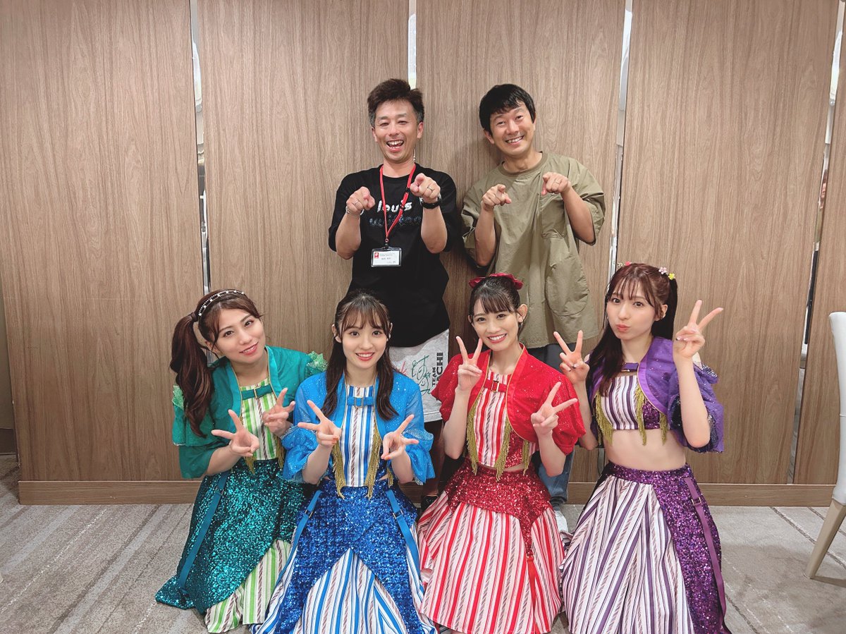 shachi_staff's tweet photo. 昨日はTEAM SHACHIがイメージキャラクターをつとめるFUJIMAKI GROUPの社員旅行 合同パーティーがヒルトン福岡シーホークで行われ、豪華なステージでLIVEをさせていただきました🎊✨

マッキーとアキラ100%さんと📷❣️

これからもよろしくお願いします🙌
#fujimakigroup #シャチラジ https://t.co/Qy7TDydI5X