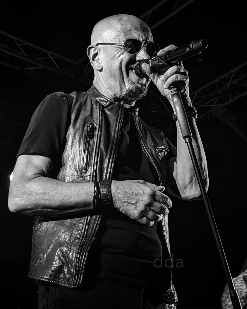 dedina79's tweet photo. Km e curve, ma poi arrivi tu e #rockshow @enricoruggeri #montelapiano https://t.co/b4VxsApxiE