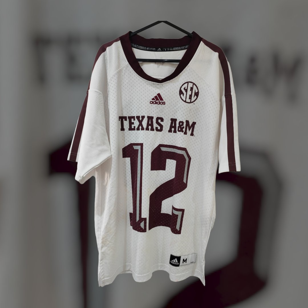 PeteAllen94's tweet photo. Some cool NCAA football jerseys now available. Message for more info 🔥🔥🔥🔥
#ncaa #ncaafootball #texastech #northcarolina #georgiatech #texasa&amp;m #sportswear #vintage #preloved https://t.co/O43szKhe3J