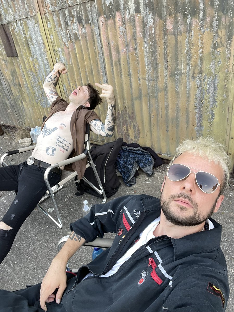 wearedeafheart's tweet photo. Relax in the summer heat - backstage of YES/NO shooting: https://t.co/2bIDwEhL1A https://t.co/umyawx9a9w