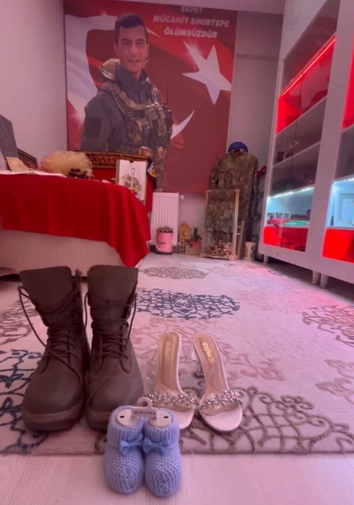Onların da vardı nice hayalleri. Bir oğulları olsa, Mücahit ağabey şehit arkadaşının ismini koyacaktı. Nasip olmadı.

Nice hayallerin yarım kaldığı yer burası.
Mahşere kalan sevdalar var.

Unutma!

Şehit Mücahit Sınırtepe🇹🇷
11 Eylül 2021-Suriye/İdlib