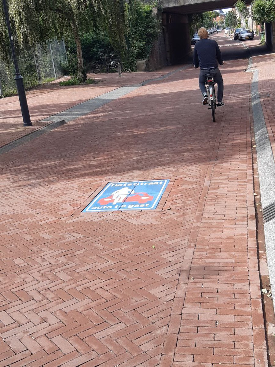 LaVilleaVelo's tweet photo. [#çasepasseailleurs] #Thread ⏬
En voilà des aménagements🚲 inspirants, made in #PayBas 💡!
1️⃣Une passerelle sur l’💧pour éviter une intersection routière 
2️⃣Un feu 🟢 toutes directions uniquement pour les cyclistes 
3️⃣La mythique « fietsstraat » ou #velorue &amp; son sublime pavé🧱 https://t.co/fYpqyUMWBu