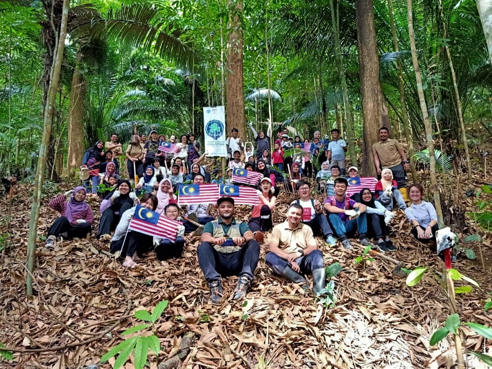 FRIMKepong's tweet photo. 55 orang awam sertai Program ‘𝗙𝗼𝗿𝗲𝘀𝘁𝗲𝗿 𝗳𝗼𝗿 𝗮 𝗗𝗮𝘆’ dgn menanam 60 pokok di @FRIMKepong semalam, rai 🇲🇾#𝗕𝘂𝗹𝗮𝗻𝗞𝗲𝗯𝗮𝗻𝗴𝘀𝗮𝗮𝗻🇲🇾 + sokong Kempen Penanaman @100jutapokok

#PokokKitaKehidupanKita #OurTreesOurLife #FRIMTanamPokok #TreePlantingFRIM #HariMalaysia https://t.co/m3DhtxxR4u