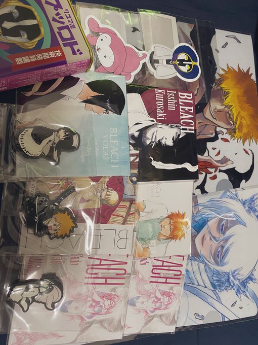 BLEACH展のグッズ〜
パンフとかは東京開催時に買ってあるので、ランダム系が殆ど。
レコードコースター1100円ランダムでダブったの痛いか…。ていうか女性陣が影も形もないw

Tシャツはひたすらに悩み抜いて浅野啓吾にしましたヨ👍 
