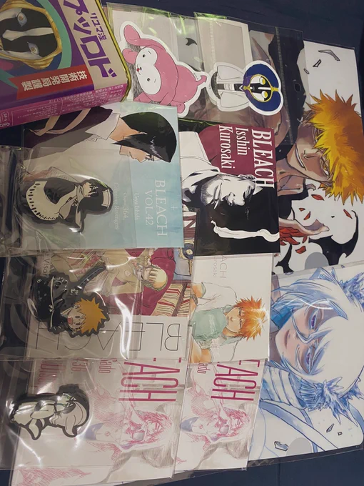 BLEACH展のグッズ〜
パンフとかは東京開催時に買ってあるので、ランダム系が殆ど。
レコードコースター1100円ランダムでダブったの痛いか…。ていうか女性陣が影も形もないw

Tシャツはひたすらに悩み抜いて浅野啓吾にしましたヨ👍 