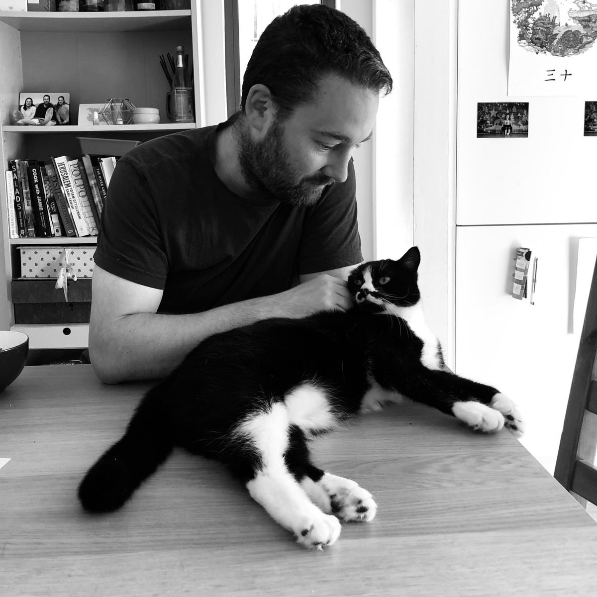 HinduMonkey's tweet photo. Morning all. Absolutely shocking astrological clusterfuck of an FPL day yesterday. Double Utd attack over Mbuemo the worst decison since the World Cup went to Qatar.

But it's a new day, and me and Hawley are here to cheer on our #Lionesses 

Bring it home girls 🏡

#fuckfpl https://t.co/NCtvaxaXkg