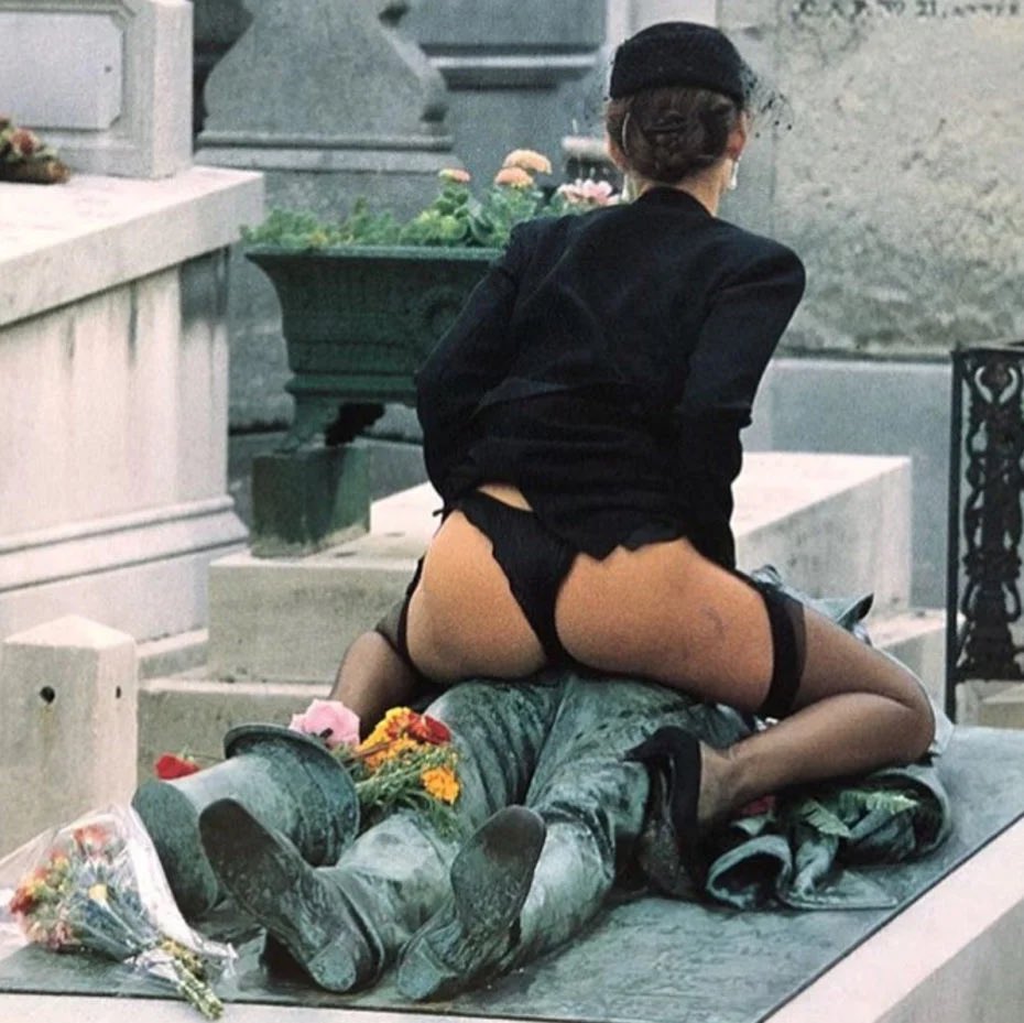 relatandohisto1's tweet photo. Hay una tumba en el cementerio Père-Lachaise (París) que atrae tantos visitantes como la de Jim Morrison, Oscar Wilde o Chopin. Se trata de la tumba de Víctor Noir, conocida por el prominente bulto en la zona de los genitales. Una leyenda dice que frotar la zona genital de la escultura aumenta la fertilidad de quien lo hace. Tras años y años frotando miles de personas, el área alrededor de sus genitales se ha gastado y brilla mucho más en comparación con el resto del bronce verdoso.