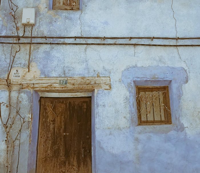 eli19_beth's tweet photo. Cases de poble humils, la majoria de nosaltres venim de gent pobre o molt pobre.
Malgrat el fums que gastem ara, com a societat ,vinguda a més.
Jo els hi he barrat el pas sempre ,als fums.
Aquestes cases ens fan memòria d'on venim.
#Matarranya #Beseit #LaFranja https://t.co/SxgTjRRrel