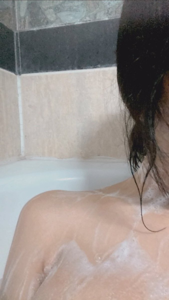 apriliarimba's tweet photo. Hello everyone 🛀

#MaskGirl arhan cewek #SkyForNamjoon jongin #besoksenin https://t.co/24HMQmWLOZ