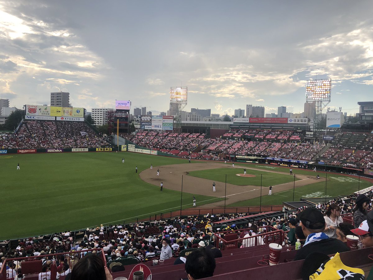 ponta____95's tweet photo. 初めてのモバイルパーク！クラッチかわいい❤️❤️お酒はメガ😂😂 https://t.co/JVwTKbzbSi