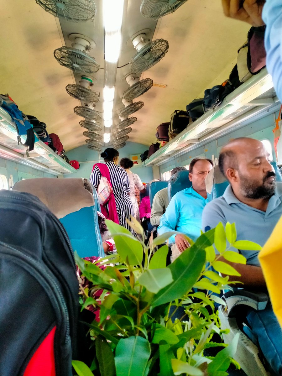 Vinetw_80's tweet photo. @RailMinIndia 12420 गोमती एक्सप्रेस में ट्रांसजेंडर्स का यात्रियों से बदसलूकी एवं अवैध बसूली का धंधा कृपया इनका कोई उपचार कीजिए। https://t.co/3XuVmaB3em