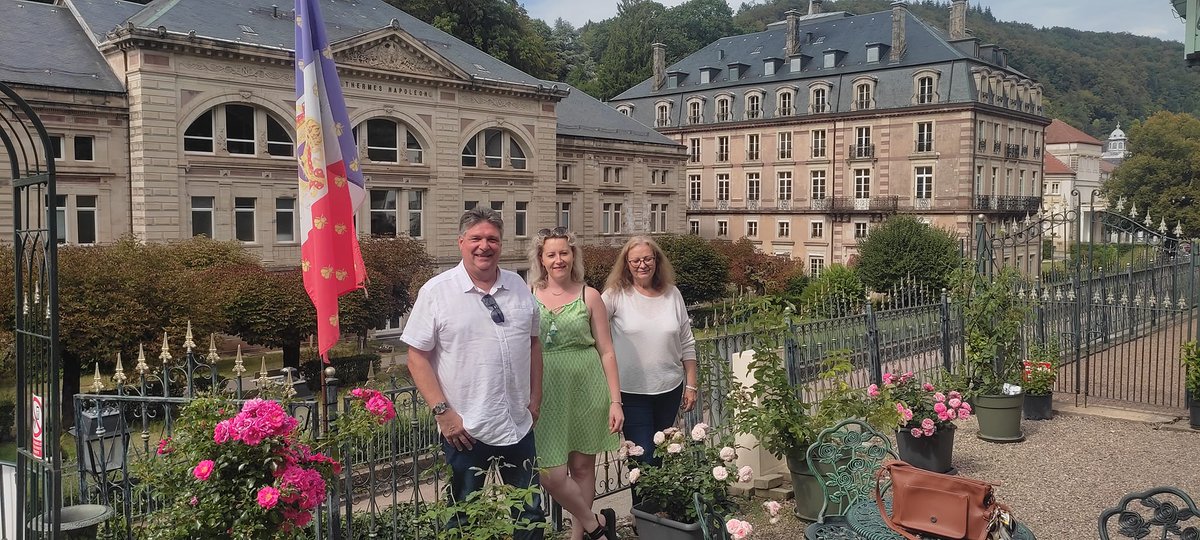 StephanePerry9's tweet photo. Reconquête  Vosges, à 100 %. Sauvons et soutenons notre patrimoine vosgien ! Une  très belle rencontre avec des personnes passionnées par leurs passions.  Au chalet impérial, Tivoli qui est un témoin du  passage de Napoléon III à Plombières-les-Bains. https://t.co/Xibr5kf5q1
