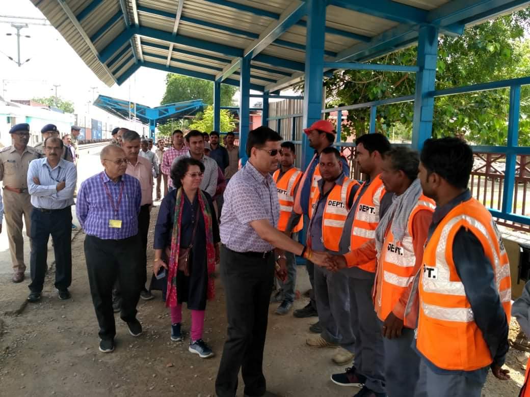 airtuwcr1's tweet photo. @PMOIndia
@India_NHRC
@LabourMinistry
@RailMinIndia
Those Glorious days of Mr. Ashwini lohani ji for our cader #Trackmaintainer https://t.co/lO4U7uRWox