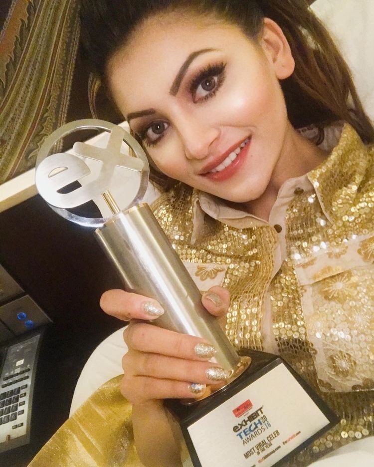 UrvashiKiDuniya's tweet photo. Flashback: Throwback when queen of hearts Urvashi Rautela Won #ExhibitTechAwards 2016 for “Most viral Celeb Of The Year 😍😘🙏🏻

#UrvashiRautela  @UrvashiRautela https://t.co/pU8sooSOhW