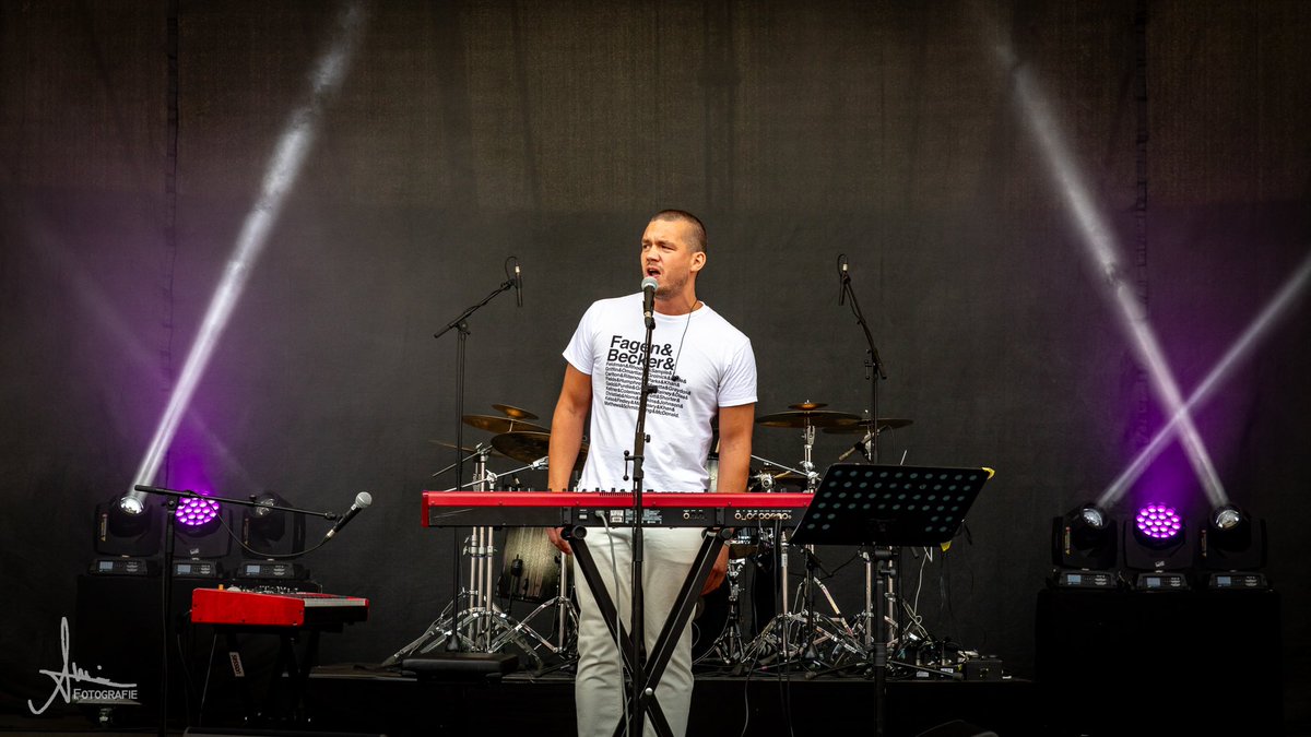 NightOfTheProg's tweet image. Third band on Sunday this year were Oak and it was their second appearance at Night Of The Prog. Have you seen them? Thoughts? Photos by Wins-Fotografie 
@LoreleyStage @RockNewsTicker @BetreutProggen #oak #nightoftheprog  @progrock_dt
