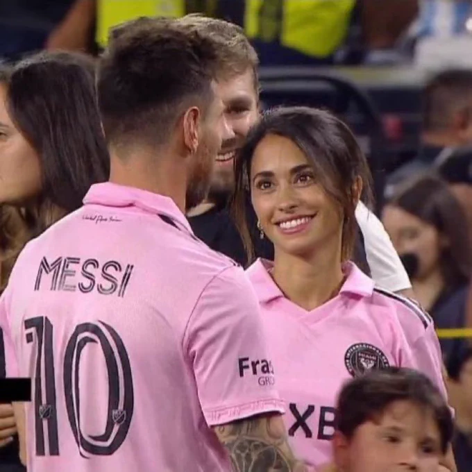 UNIVERSO_1899's tweet photo. Quédate con quien te mire como Antonela mira a Messi. https://t.co/wU2henbVhV