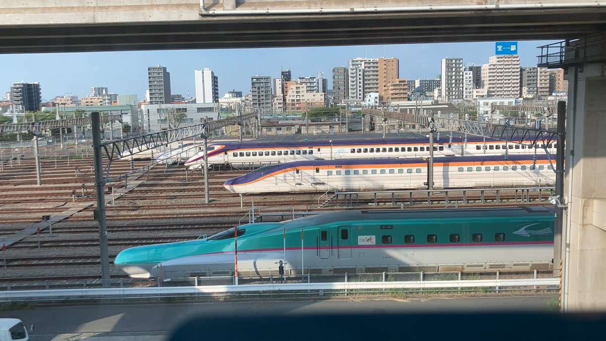 e257_jr's tweet photo. 京浜東北線の車内からE8系を撮ることができた  #E8系 https://t.co/U3BY5e2oEV