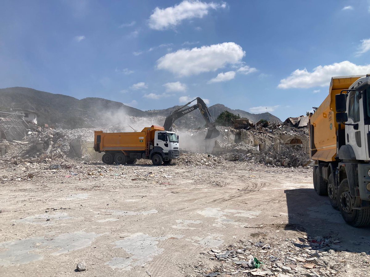 Burası Tarihi Antakya.Hani o eski tarihi binaların olduğu yer.Her yer düz arazi.Tarihi Antakya enkazı dozerlerle kaldırılıyor.Enkazda tarihi eserler bulunuyor.Şehrin enkazını bilinçli bir şekilde kaldırılması için kültür bakanlığı ile savaş halindeyiz. #HatayÖzelAfetBölgesiOlsun