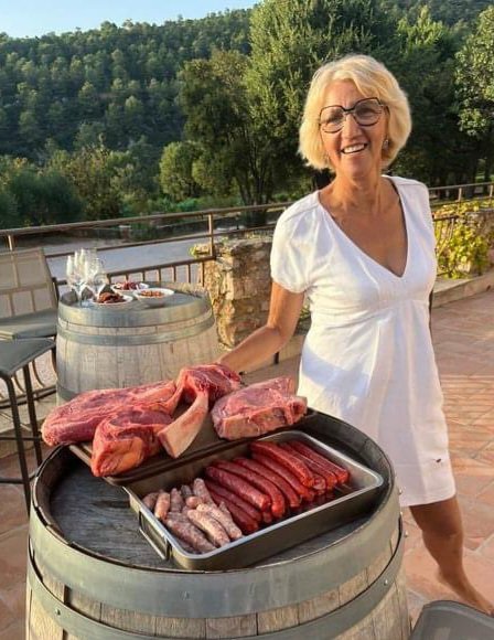 Étonnant besoin d'exhiber de la bidoche pour bien montrer qu'on a du fric et revendiquer qu'on se fout de la planète et de la souffrance animale. C'est tellement puérile et plutôt... bête (quoi qu'aucune ne ferait un truc pareil).