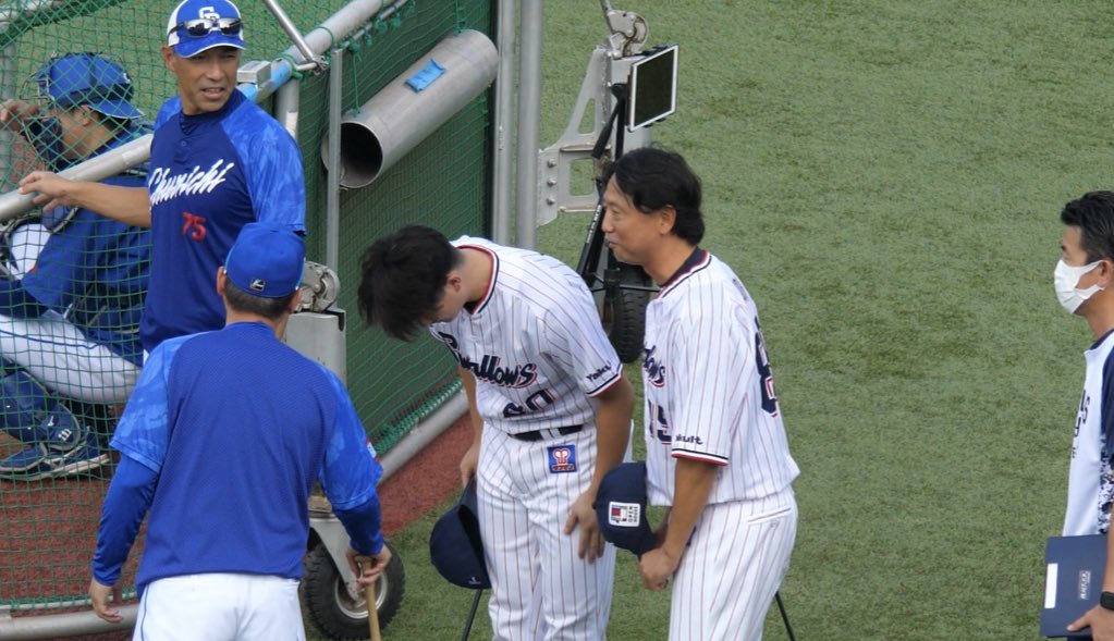 試合前に木澤選手と伊藤コーチが、立浪監督のもとへ謝罪にきておりました。
本当に当ててしまったことは、私たちファンとしても申し訳なく思っており、石川昂弥選手が1日でも早くグラウンドに戻れることを、心から祈っております。
今日の試合、改めてよろしくお願いします。
#swallows
#dragons