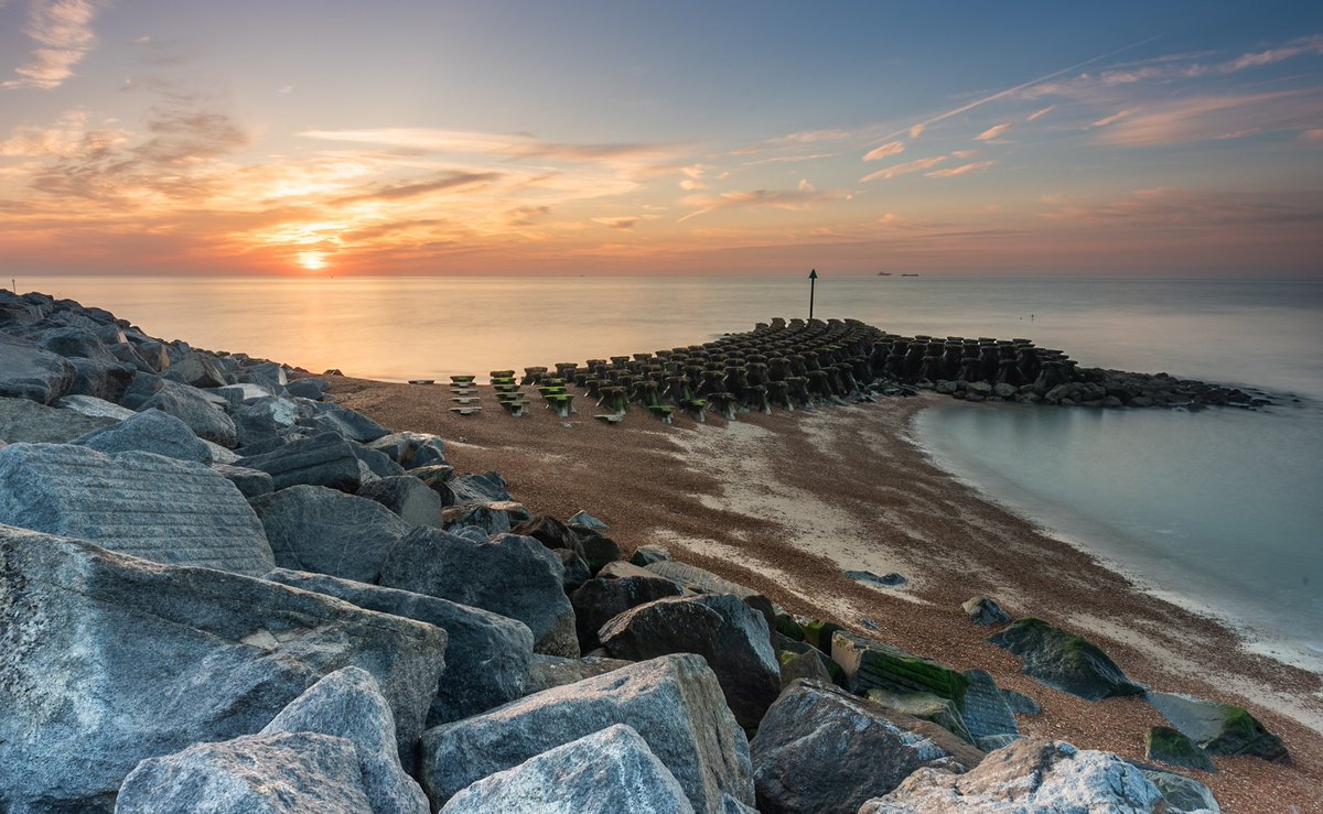 PhotosbyRobG's tweet photo. Got to love a sunrise at Felixstowe 
#PhotographyDay2023 #photooftheday @StormHour @ThePhotoHour #Felixstowe #suffolk #beach #sunrise https://t.co/4J3NsQpnGG