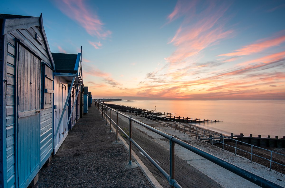 PhotosbyRobG's tweet photo. Got to love a sunrise at Felixstowe 
#PhotographyDay2023 #photooftheday @StormHour @ThePhotoHour #Felixstowe #suffolk #beach #sunrise https://t.co/4J3NsQpnGG