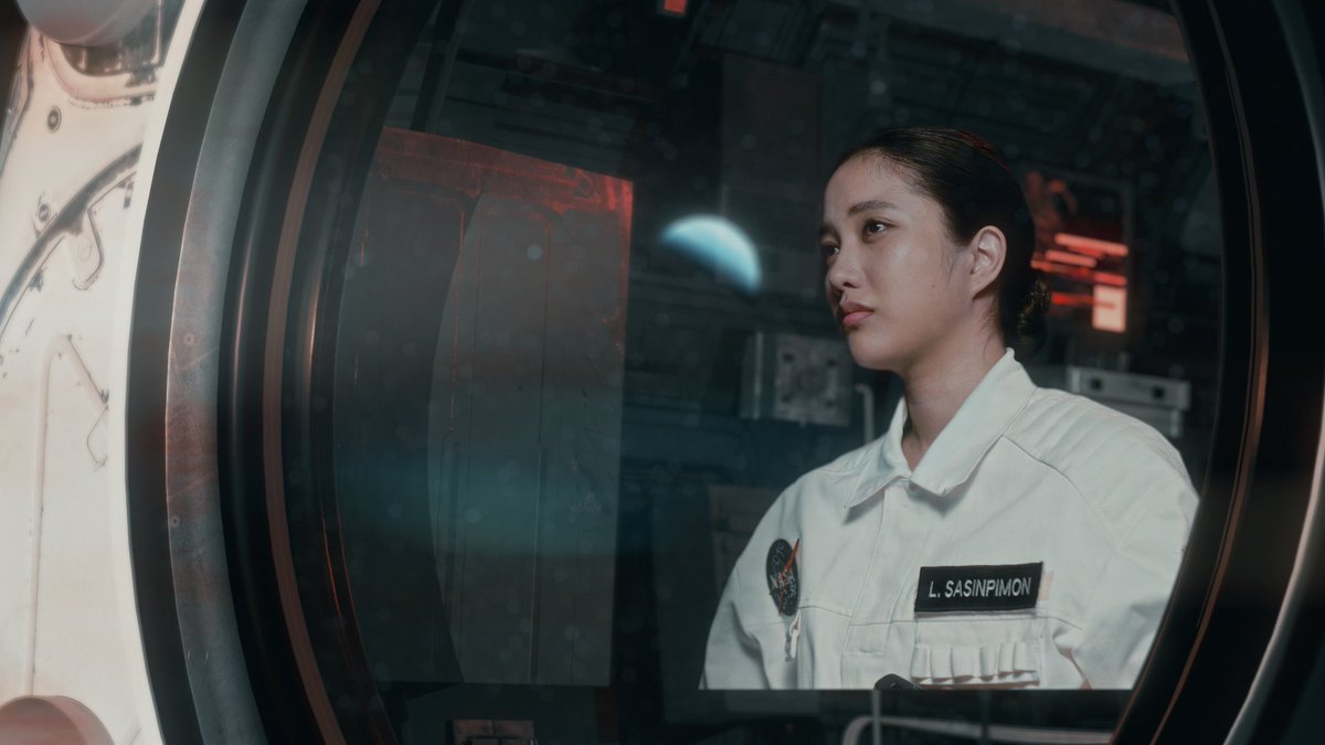 freenbeckmexico's tweet photo. 🐰: Siempre he amado ver el cielo y las estrellas. Ponerme un traje de astronauta y experimentar la cero-gravedad fue la parte más difícil, para la parte actoral, tener que cargar algo y actuar como que no hubiera gravedad. En términos de trabajo, pusimos mucho esfuerzo. 

#Uranus2324xFreenBecky #srchafreen