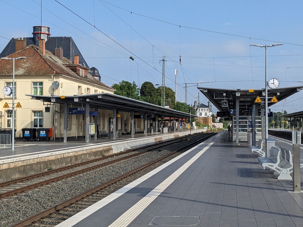 Q: How long does it take to fix a station clock running slow?

German railways (<a href="/DB_Bahn/">Deutsche Bahn Personenverkehr</a> ): YES!

(picture taken at 9:35 / known issue since >6 weeks / note the slight difference of the two clocks)

Bf Friedberg/He

Cc <a href="/PRO_BAHN/">Fahrgastverband PRO BAHN</a>

#bahnfails