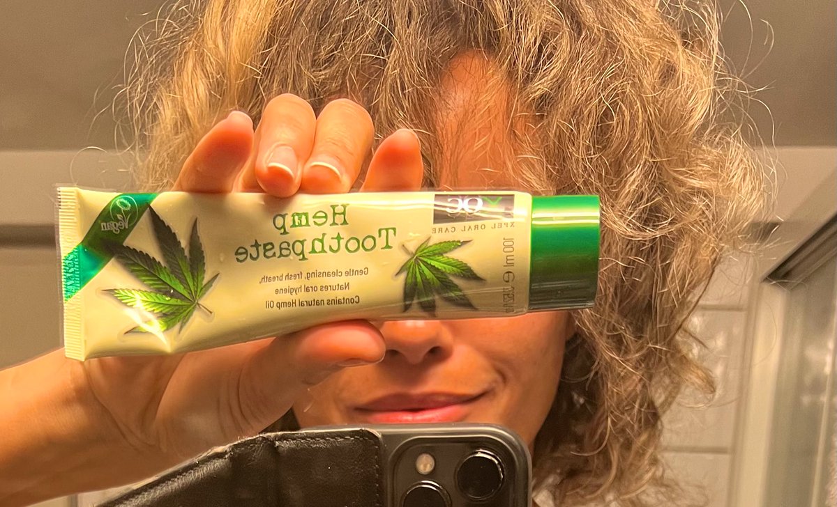 CaliforniaFrizz's tweet photo. If you travel with this toothpaste, airport security WILL pull you up 😆✌🏾
#ItsNatural #CalmDown https://t.co/WOwVSKgqrJ