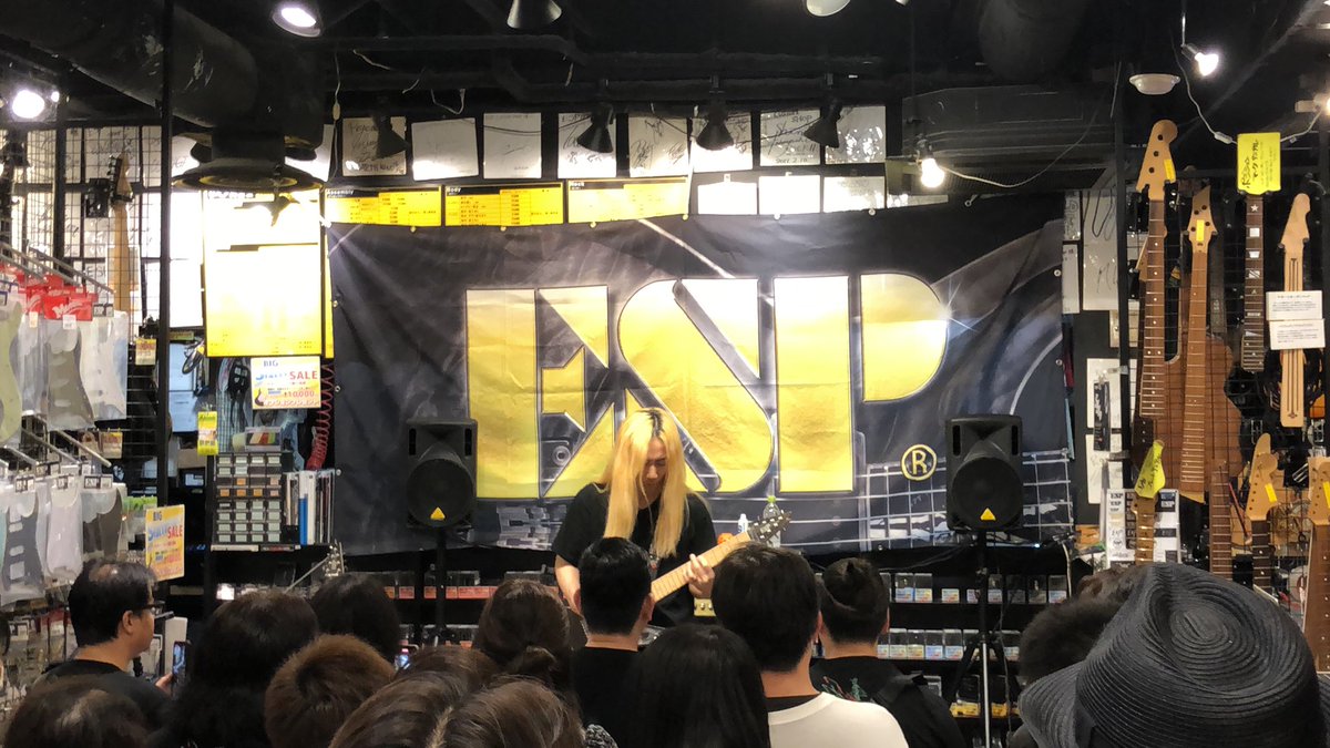 Yusuke99758844's tweet photo. #SYU撃　ESPカスタムショップ行ってきました。
今日も安定のギタープレイと爆音でした！

印象的なMC
"スウィープができるゲイリームーアになりたい" https://t.co/amw7BDbhO8