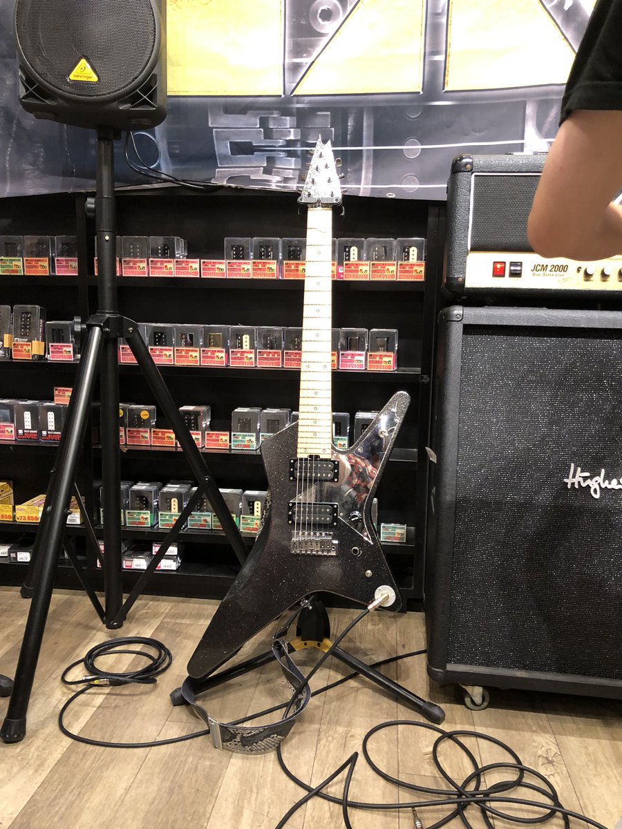 Yusuke99758844's tweet photo. #SYU撃　ESPカスタムショップ行ってきました。
今日も安定のギタープレイと爆音でした！

印象的なMC
"スウィープができるゲイリームーアになりたい" https://t.co/amw7BDbhO8
