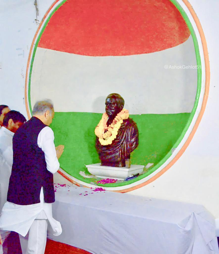 ashokgehlot51's tweet photo. आधुनिक भारत के शिल्पकार पूर्व प्रधानमंत्री श्री राजीव गांधी जी की 79वीं जयंती पर आज पीपीसी कार्यालय में उनकी प्रतिमा पर पुष्प अर्पित कर उन्हें श्रद्धांजलि दी। https://t.co/yWnc20AmZN