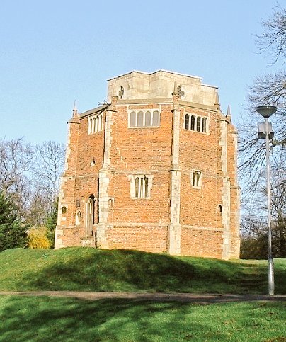 HeritageDetectv's tweet photo. #churchcrawler s- one for you #redmountchapel #KingsLynn
Built in 1485 to contain a relic of the Virgin, but was also used by pilgrims enroute to Walsingham
Brick, mullions &amp; stepped buttresses
&amp; 3-storey inner core with cross-shaped ashlar building on top
https://t.co/t0c584xsot https://t.co/OkOo4eLNLU
