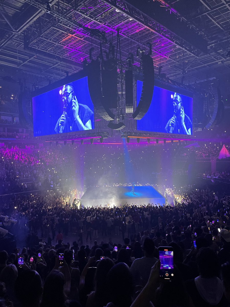 eLtotheO's tweet photo. #UnpopularOpinion : @Drake show wasn’t that great. Especially not for the price of admission. The sound quality at the Chase Center was terrible. You’d think a place this new and expensive would have a better sound system. Or Drake needs to do a better sound check. #IAABtour https://t.co/fdaNDAFy67