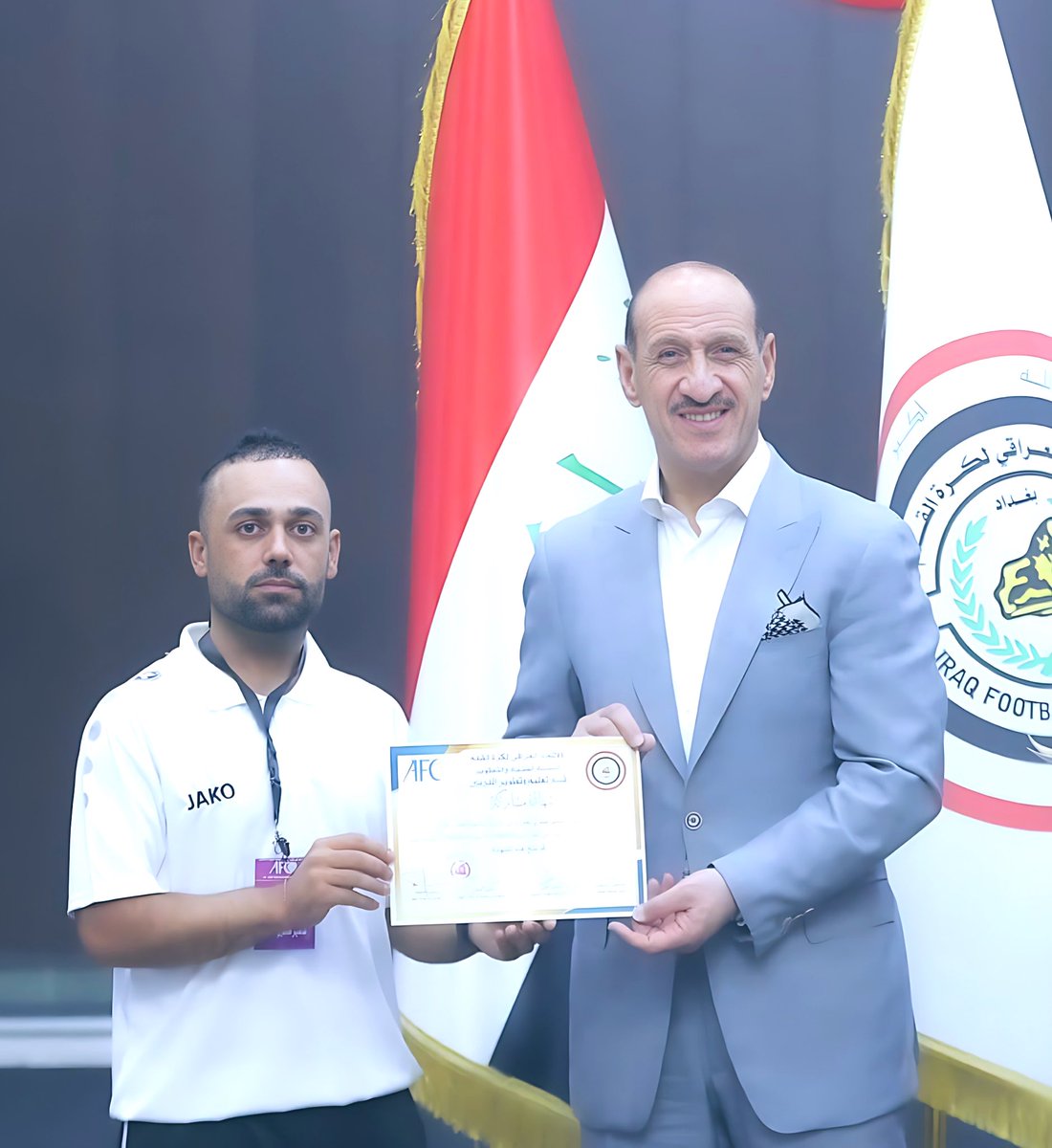 SAlezidi's tweet image. بحضور رئيس الاتحاد العراقي الكابتن عدنان درجال اختتمت في بغداد الدورة التدريبية الاسيوية لساحات المكشوفة التي نظمها اللجنة النسوية بالتعاون مع اللجنة الفنية في الاتحاد العراقي لكرة القدم الحمدلله حصلت الشهادة التدريبية و اصبحت مدرب محترف اسيوياً