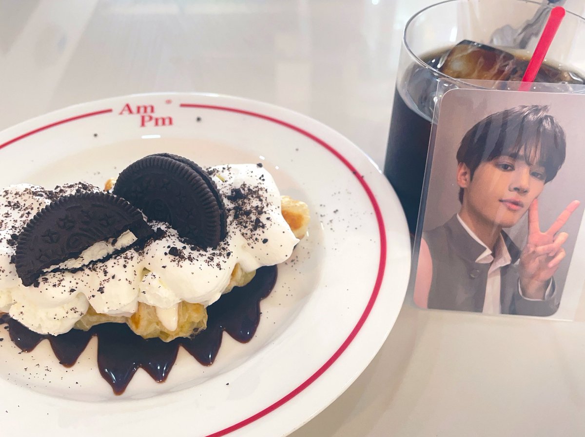 cheeseballcat's tweet photo. 今日原宿のジェイカフェ、錦糸町のジョンウカフェ巡りしてきました！装飾もほんとに素敵で可愛くて、特典もたくさんいただいて、ペンミから引きずっていた幸せを爆発させながら楽しい時間を過ごさせていただきました！！！
運営の皆様、ありがとうございました！😭 https://t.co/5SDbNkXacF