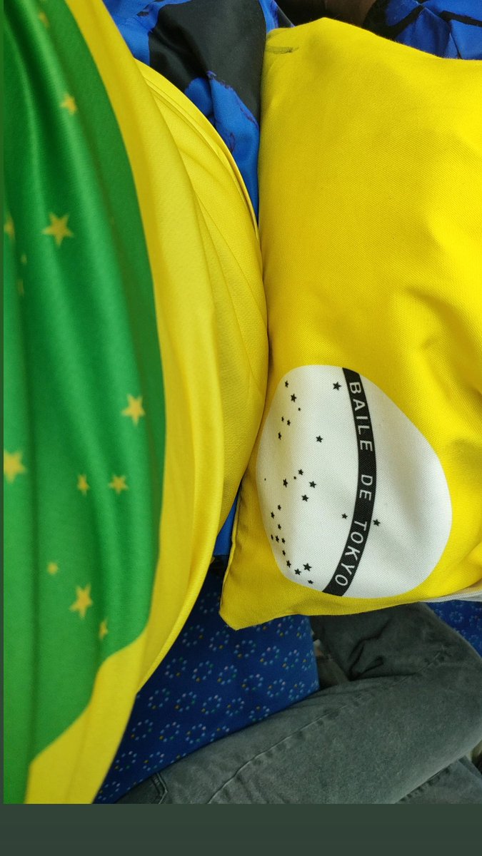 BailedeTokyo's tweet photo. で、今、俺が着ているのは
Baile de Tokyo のForça🔺タンクトップとパンツは未発売のインフィニティ青ジョガーパンツ。で、トートバッグはキモビッグコラボのイエロー。
https://t.co/2mpfYEmvPb https://t.co/v3TeT5WPf6
