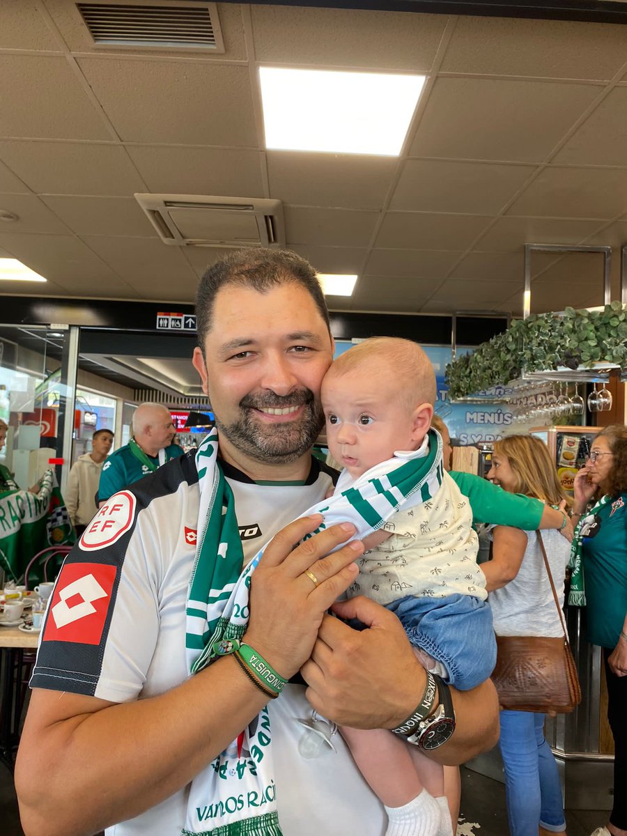pr_morandeira's tweet photo. Avituallamiento camino a Oviedo!!
Parada racinguista!! 
Y para Mateo su primer desplazamiento en 2A.💚💚💪💪 https://t.co/jl47AbxNxX